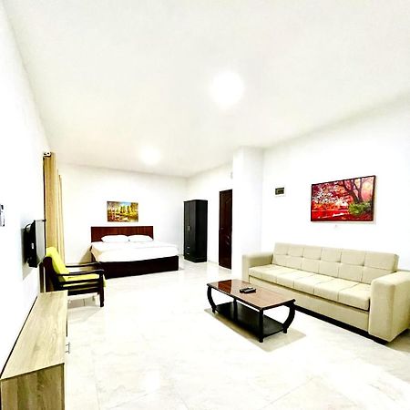 Faraseen Apartments Al Qastal Exterior photo